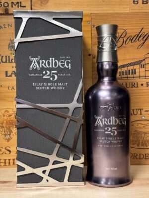 Fles Ardbeg 25 Years Old 2022 Release single malt whisky met turf, citrus en verfijnde complexiteit