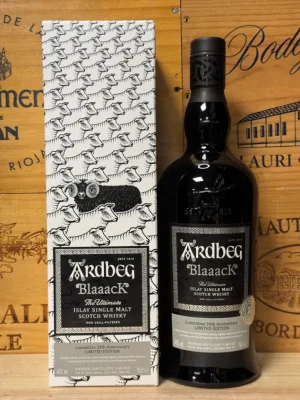 Fles Ardbeg Blaaack 2020 – Limited Edition Islay single malt in zwarte fles met Pinot Noir-vatrijping