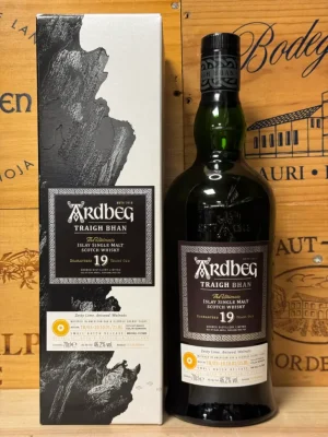 Fles Ardbeg Traigh Bhan 19 jaar Batch 3 – Limited edition single malt met elegante rook en zeezout, geïnspireerd op het Singing Sands strand.