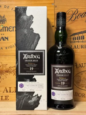Fles Ardbeg Traigh Bhan 19 Years Old Batch 5 – Rokerige Islay whisky met tropische tonen van mango en kokos.