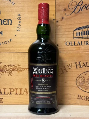 Fles Ardbeg Wee Beastie single malt whisky met jeugdige kracht, intense rook en hartige tonen