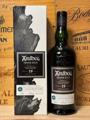 Fles Ardbeg Traigh Bhan 19 Years Old Batch 6 – Rokerige Islay single malt met mint, chocolade en teertoetsen.