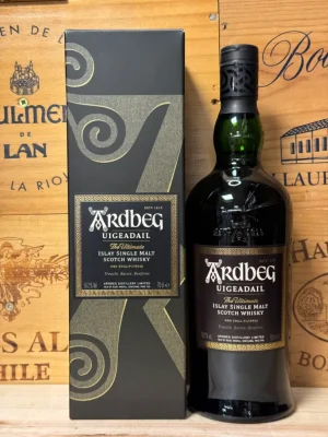 Fles Ardbeg Uigeadail single malt whisky met intense rook, sherrytonen en rijke textuur