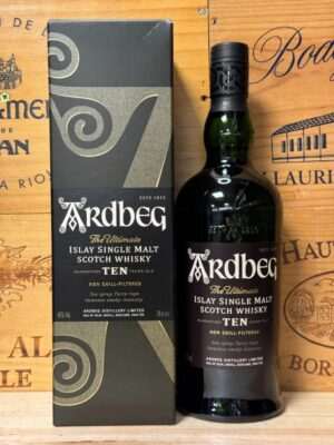 Fles Ardbeg 10 Years Old single malt whisky met intense turfrook, citrusfruit en maritieme diepgang