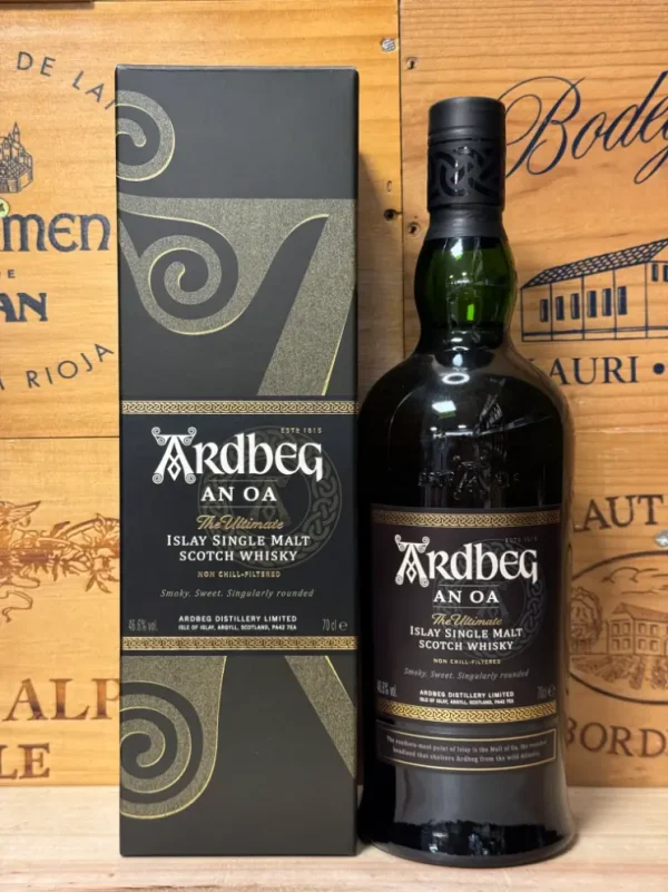 Fles Ardbeg An Oa whisky met zachte rook, PX-zoetheid, kruiden en afgeronde smaak