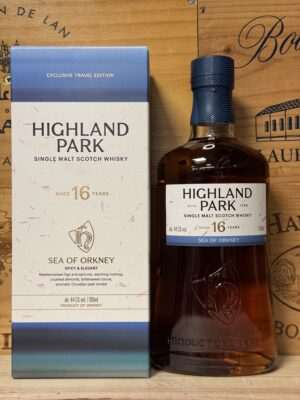 Highland Park Sea of Orkney 16YO single malt whiskyfles met diepe amberkleur, travel retail exclusief.