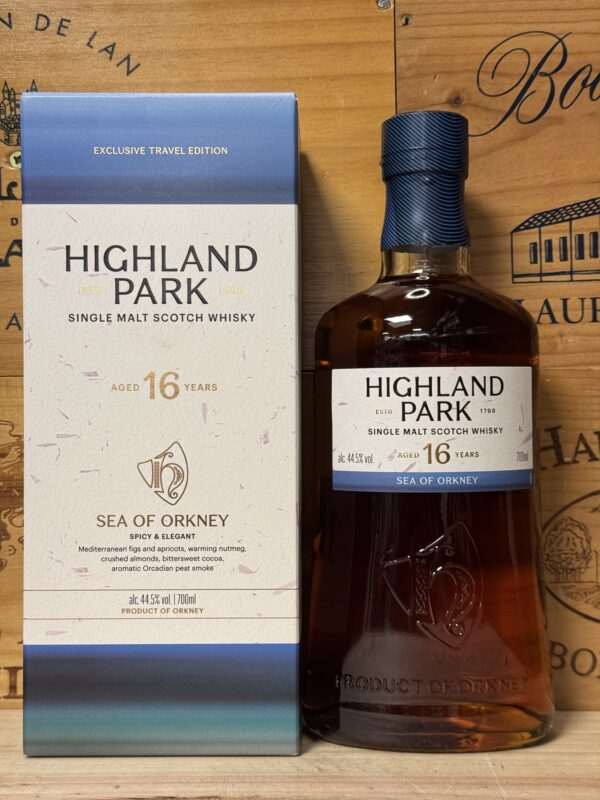 Highland Park Sea of Orkney 16YO single malt whiskyfles met diepe amberkleur, travel retail exclusief.