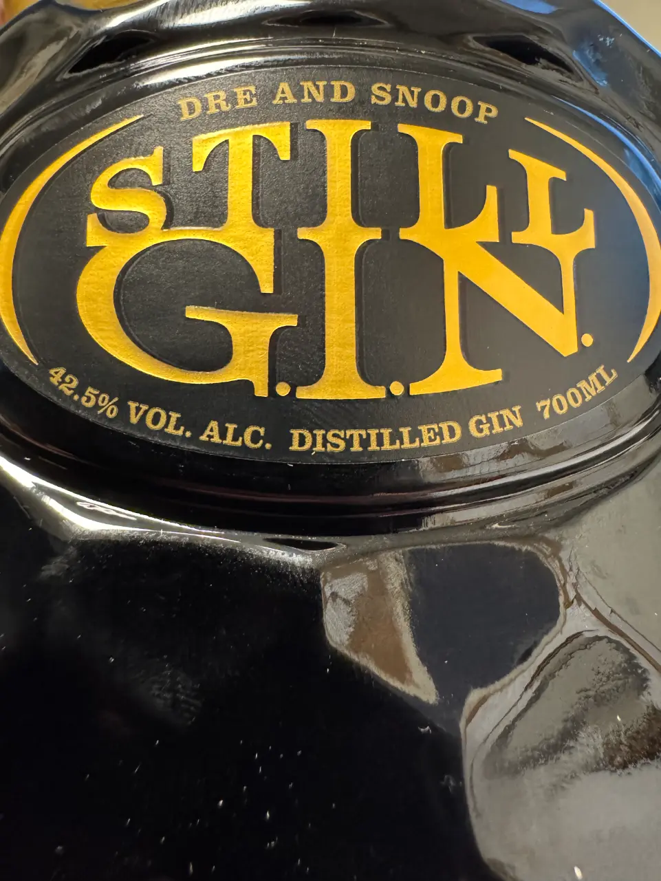 Fles Still G.I.N. by Dre and Snoop – luxe gin met citrus, kruiden en florale tonen in een stijlvolle, elegante verpakking