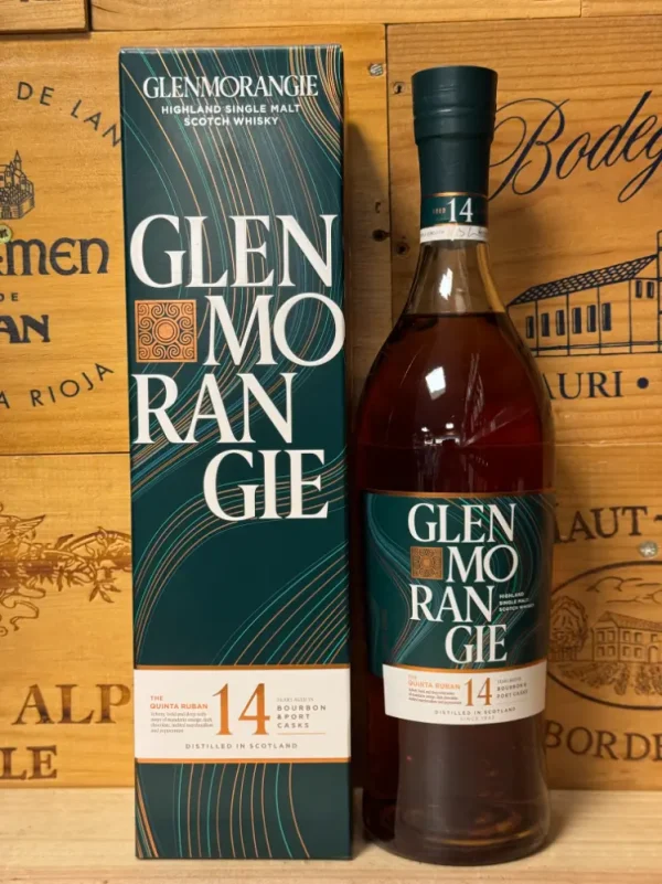 Fles Glenmorangie Quinta Ruban 14 Years – whisky gerijpt op bourbon- en portvaten met tonen van chocolade, munt en sinaasappel