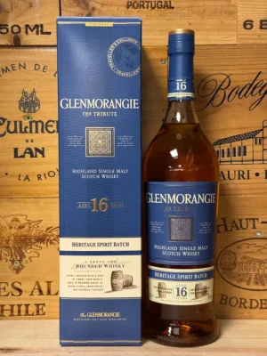 Glenmorangie Tribute 16 Years Old is een licht geturfde, elegante whisky met tonen van citrus, vanille, zachte rook en kruidige ondertonen.