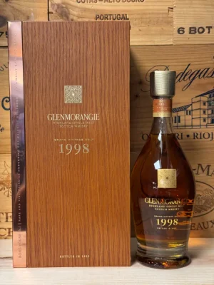 Fles Glenmorangie Grand Vintage 1998 – 23 jaar oude single malt whisky met rijke aroma’s van toffee, fruit en specerijen