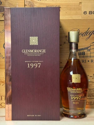 Fles Glenmorangie Grand Vintage 1997 – luxe single malt whisky met rode wijn- en sherryvatrijping, rijk aan rood fruit en zachte specerijen