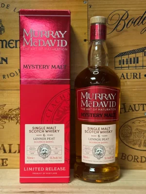 Fles Murray McDavid Mystery Malt Lennox Peat 6 jaar – rokerige single malt whisky met kustrook, citroen en turf, 56.3%, gelimiteerde release.