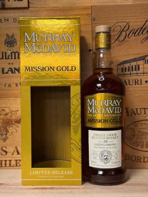 Fles Murray McDavid Loch Lomond 28 jaar – Mission Gold single grain whisky met Sauternes finish, tonen van citroen, honing en zachte specerijen.