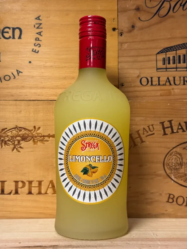 Fles Strega Limoncello 28% – Authentieke Italiaanse citroenlikeur met rijke, frisse smaak en traditionele infusie van citroenschillen.