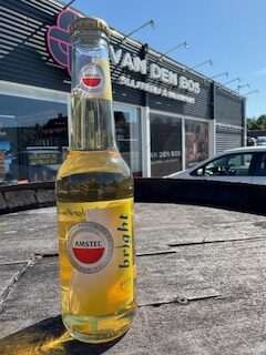 Fles Amstel Bright – tropisch blond bier met frisse smaak, geserveerd met limoen in de hals