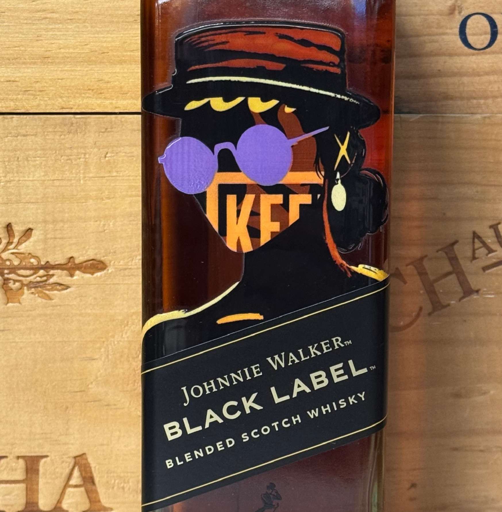 Johnnie Walker Black Label Andy Gellenberg X AI – limited edition whiskyfles met uniek AI-ontwerp en individueel flesnummer.