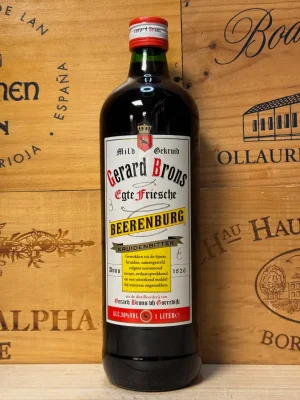 Fles Gerard Brons Beerenburg met rijke kruidenmelange en warme, kruidige smaak