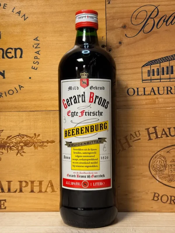 Fles Gerard Brons Beerenburg met rijke kruidenmelange en warme, kruidige smaak