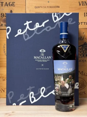 Fles The Macallan Sir Peter Blake 47,7% met kunstzinnig label en luxe verpakking