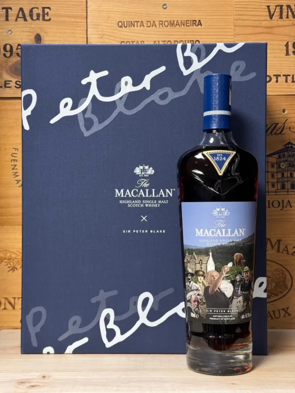 Fles The Macallan Sir Peter Blake 47,7% met kunstzinnig label en luxe verpakking