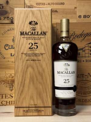 Fles Macallan 25 Year Old Sherry Oak Cask 2023 in luxe houten kist