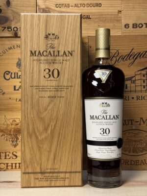 Fles Macallan 30 jaar Sherry Oak Cask 2023 in luxe houten kist