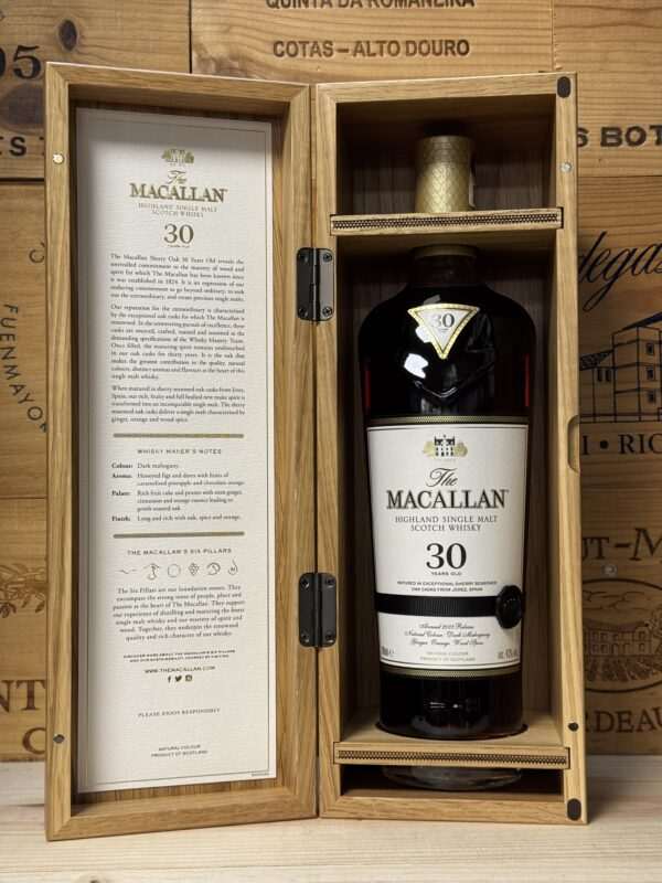 Fles Macallan 30 Year Old Sherry Oak Cask 2023 in luxe houten kist