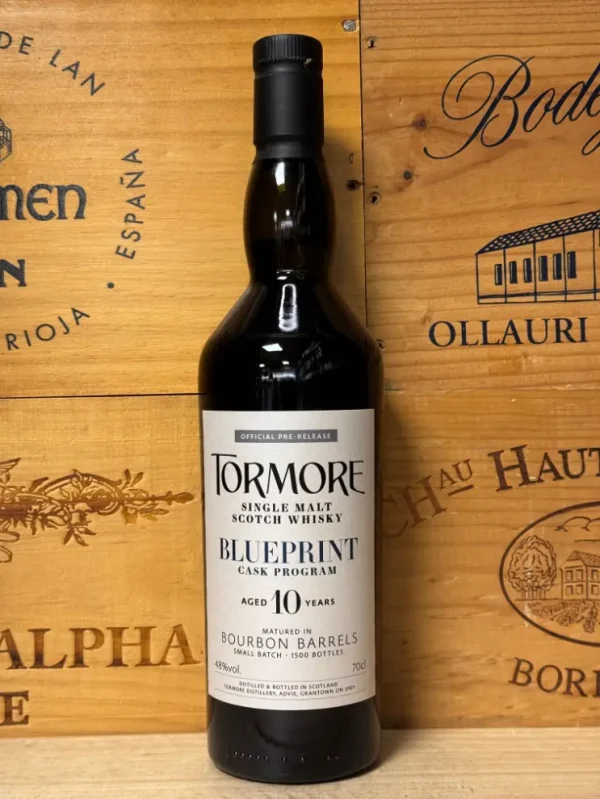 Fles Tormore Blueprint 10 Years Old – Speyside single malt whisky, 10 jaar gerijpt op bourbonvaten met fruitige en romige tonen.