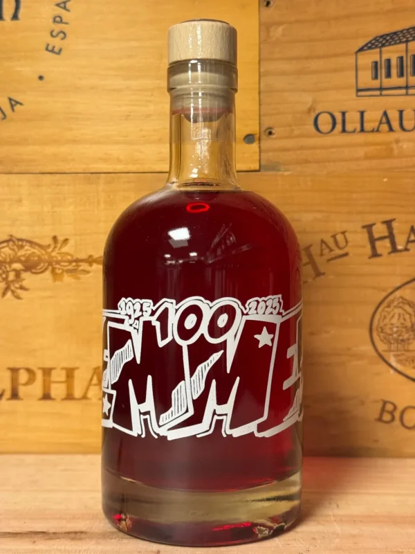Speciale jubileumfles FC Emmen 100 Jaar Cranberry Likeur – limited edition, ontwikkeld met de Zuidtribune, rood-witte fruitige likeur.