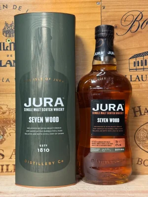 Fles Jura Seven Wood single malt whisky met luxe verpakking, gerijpt in zeven soorten Frans en Amerikaans eikenhout.