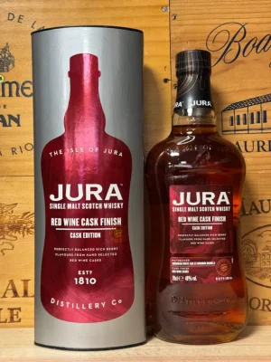 Fles Jura Red Wine Cask Finish single malt whisky met moderne verpakking in rode accenten, afgewerkt in Franse rode wijnvaten.