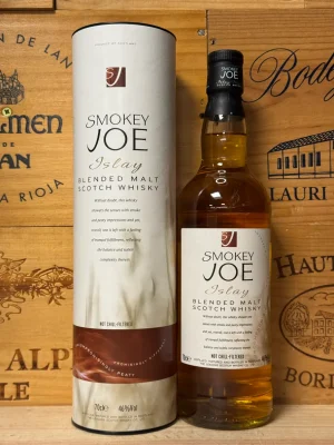 Fles Smokey Joe Islay Blended Malt 46% – rokerige Islay whisky met turf en maritieme tonen.