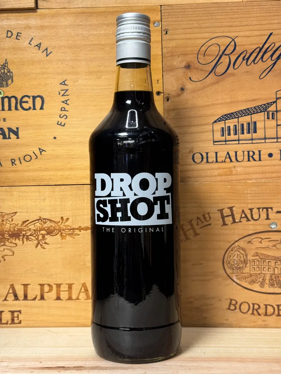 Fles Drop Shot Drop Likeur 0,7L 20% vol – originele zwarte drop-likeur met intense Hollandse smaak en stoere uitstraling.