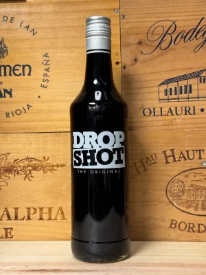 Fles Drop Shot Drop Likeur 0,7L 20% vol – originele zwarte drop-likeur met intense Hollandse smaak en stoere uitstraling.