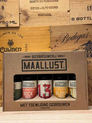 Maallust geschenkverpakking met vijf speciaalbieren – Tripel, Blond, Tripel Weizen 13, Bock en 1818 – een ambachtelijk biercadeau uit Veenhuizen.