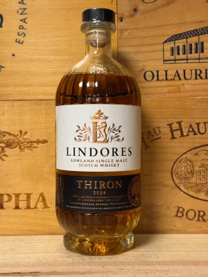Fles Lindores Abbey Thiron Single Malt Scotch Whisky met historische label en warme amberkleur.