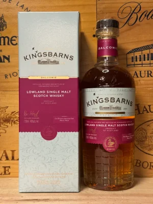 Fles Kingsbarns Balcomie Single Malt Scotch Whisky met amberkleurige inhoud en label in maritieme stijl.