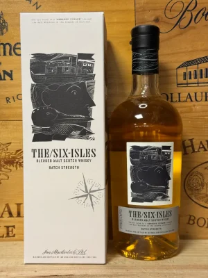 Fles The Six Isles Batch Strength Blended Malt Scotch Whisky met donker label en amberkleurige whisky, symbool voor de zes eilanden.