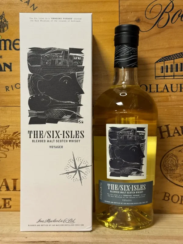 Fles The Six Isles Voyager Blended Malt Scotch Whisky met eilandthema en maritieme uitstraling.