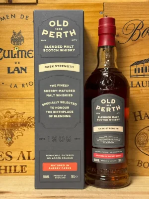 Fles Old Perth Cask Strength Sherry Cask Blended Malt Scotch Whisky met donker label en diepe mahoniekleurige whisky.