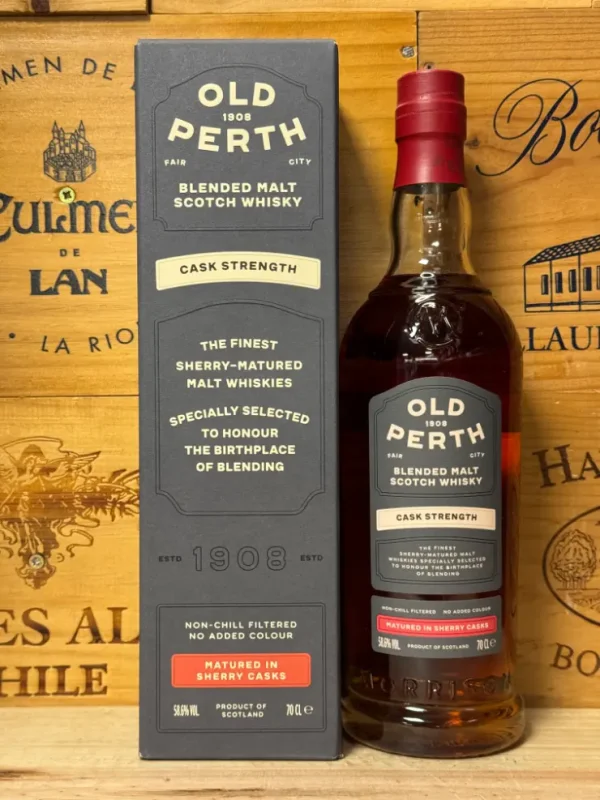 Fles Old Perth Cask Strength Sherry Cask Blended Malt Scotch Whisky met donker label en diepe mahoniekleurige whisky.