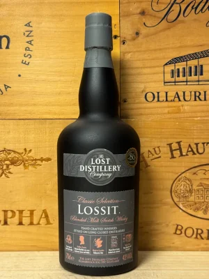 Fles The Lost Distillery Company Lossit Blended Malt Scotch Whisky met donker label en rokerige amberkleurige whisky.
