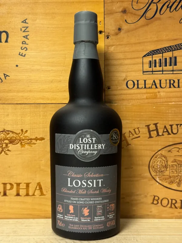 Fles The Lost Distillery Company Lossit Blended Malt Scotch Whisky met donker label en rokerige amberkleurige whisky.