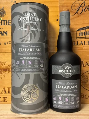 Fles The Lost Distillery Company Dalaruan Blended Malt Scotch Whisky met donker label en amberkleurige whisky.