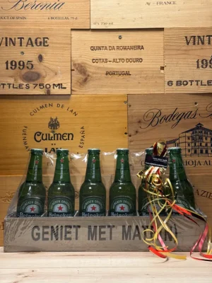 Heineken geschenkverpakking ‘Geniet met Maten’ met zes flesjes in houten kist met gegraveerde tekst – origineel en stoer biercadeau.