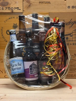 Mandje met zeven speciaalbieren uit België en Nederland – stijlvol biercadeau dat ook zelf samen te stellen is bij Slijterij Wijnhuis van den Bos.