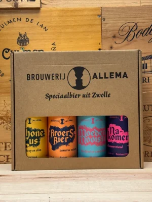 Brouwerij Allema geschenkverpakking met vier bieren – Schone Zus, Broers Bier, Moeders Mooisje en Na Komer – een ambachtelijk biercadeau vol karakter.