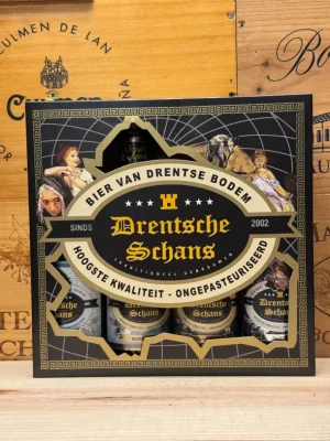 Drentsche Schans geschenkverpakking met vier bieren – Olde Witte, Boerenblond, Turfstekersbier en Pilsener – ambachtelijk biercadeau uit Drenthe.