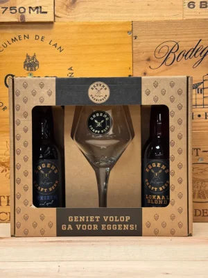 Eggens geschenkverpakking met twee bieren – Weizen en Lokaal Blond – inclusief glas, een stijlvol ambachtelijk biercadeau uit Groningen.